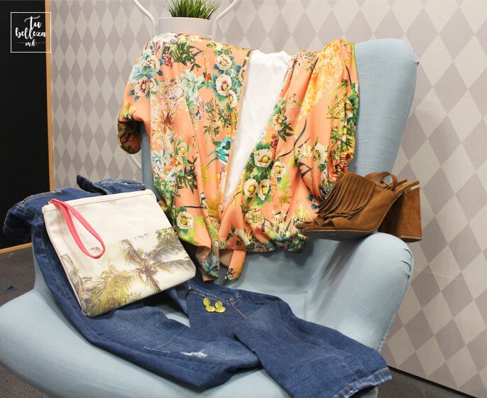 Look Hawai: pitillo, camiseta blanca, batín y sandalias básicas