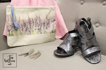 Look monocolor con detalles plata