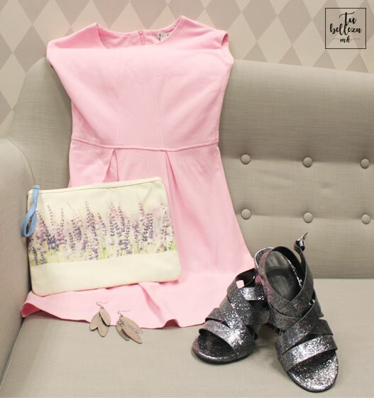 Look rosa bebé con sandalias plateadas y pendientes grandes