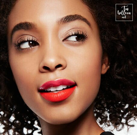 Tendencia de labios: dos colores diferentes de pintalabios