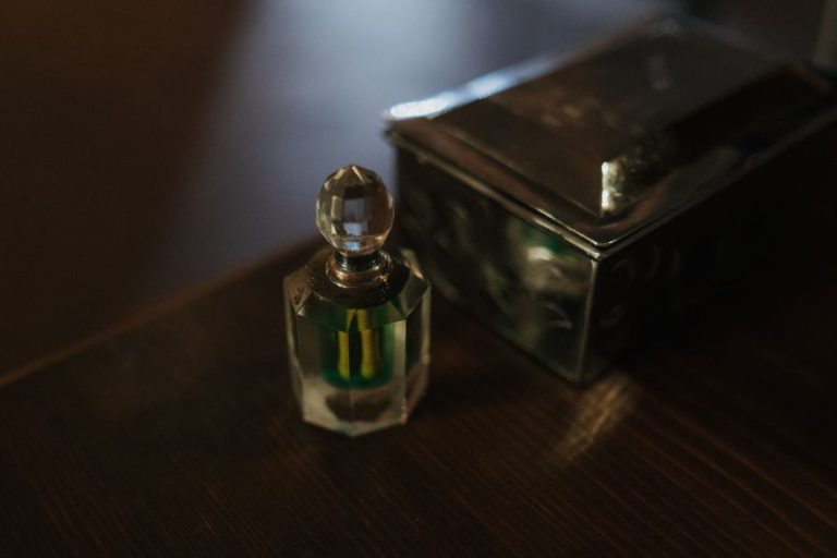 Frasco de perfume clásico con notas cítricas y verdes ideal para verano