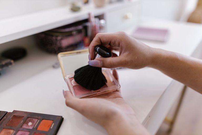 Técnica de maquillaje transitional blush en mejillas con difuminado en degradado