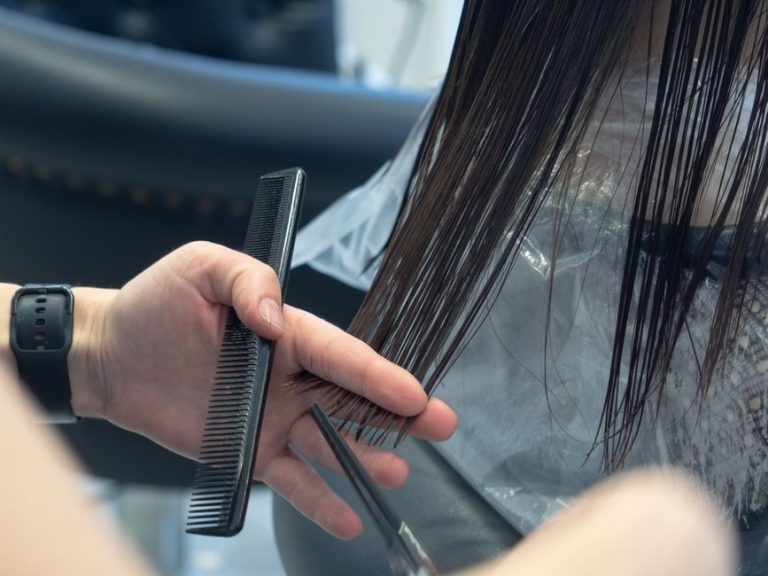 Mujer con corte blunt bob, melena recta sin capas, cabello sano y brillante en salón de peluquería