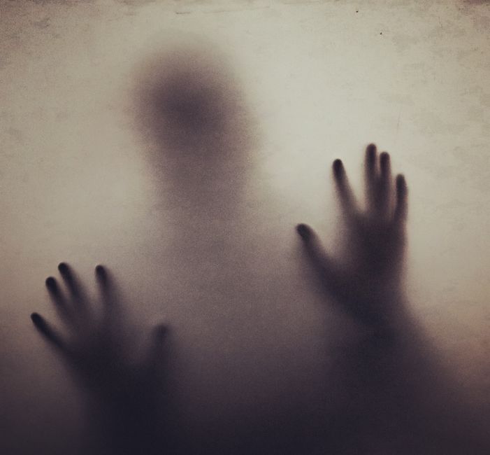 Ambiente misterioso y tenso evocando un thriller psicológico de relaciones