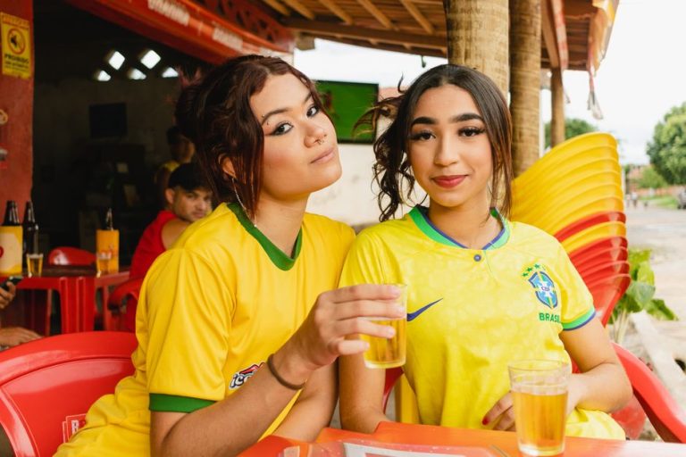 Camiseta de fútbol retro estilizada en look de street style urbano contemporáneo