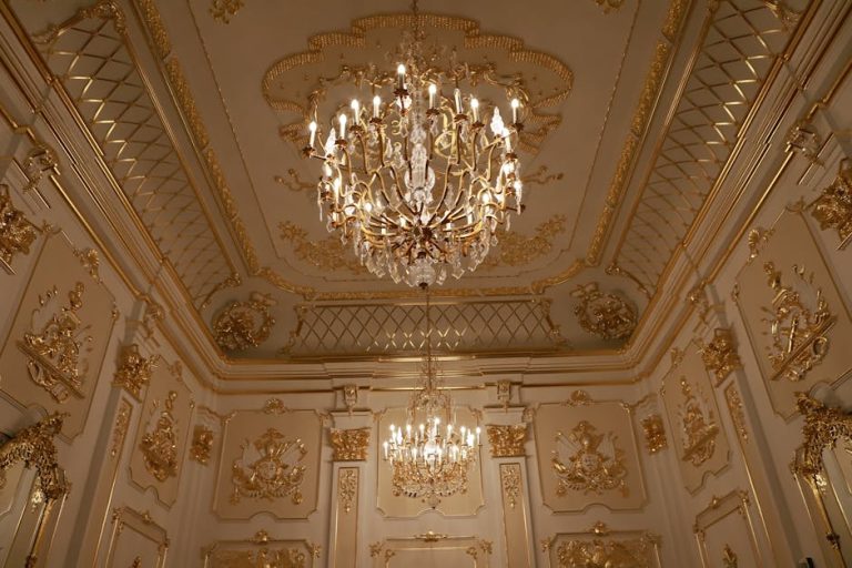 Vista de un elegante palacio barroco siciliano con jardines, escenario de celebraciones de lujo