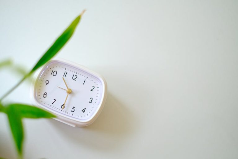 Concepto de ayuno intermitente con reloj y alimentos saludables