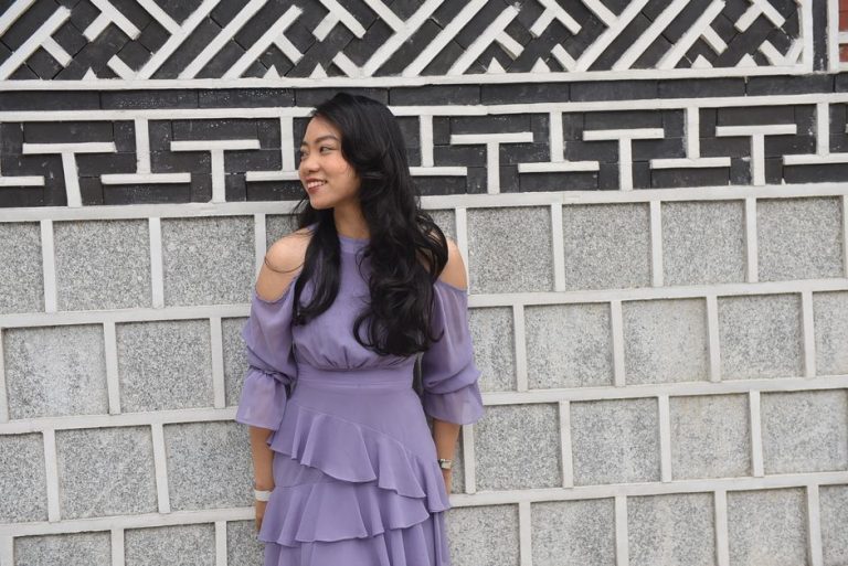 Traje sastre lila con chaqueta cruzada y pantalones palazzo para evento formal