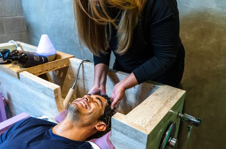 Tratamiento capilar profesional con masaje de cuero cabelludo en salón de belleza