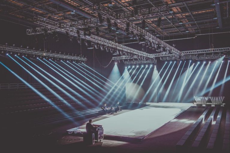 Escenario teatral con iluminación dramática preparado para una representación