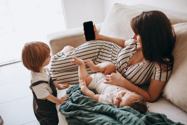Familia dejando el móvil para disfrutar de tiempo juntos sin pantallas
