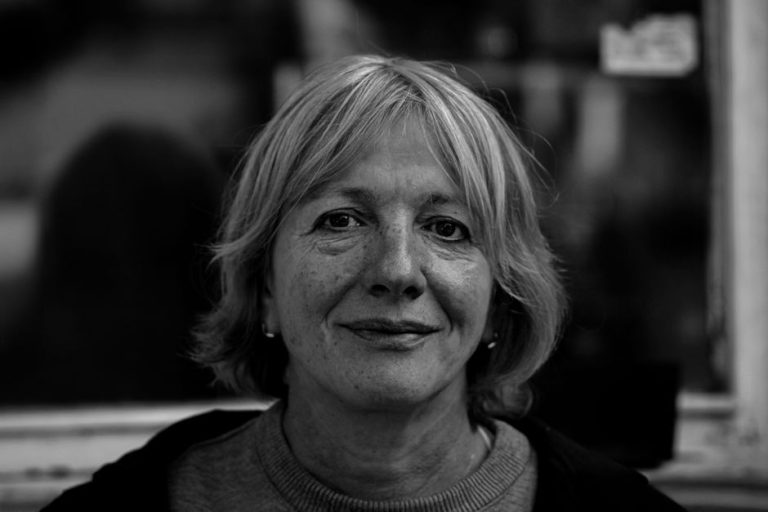 Retrato de mujer madura sonriendo con naturalidad mostrando líneas de expresión