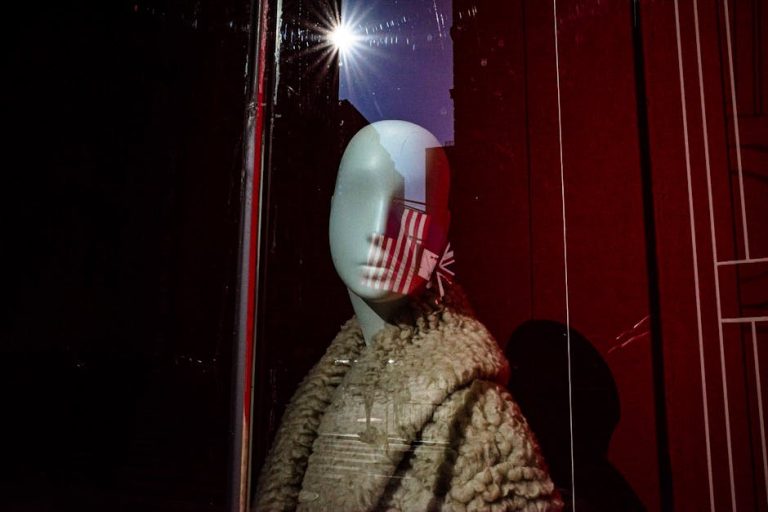 Evento de moda de Chanel con personalidades elegantemente vestidas