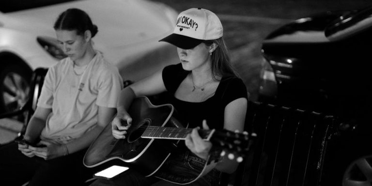 Ilustración de estilo country con sombrero de vaquera y guitarra acústica representando el regreso musical de Taylor Swift