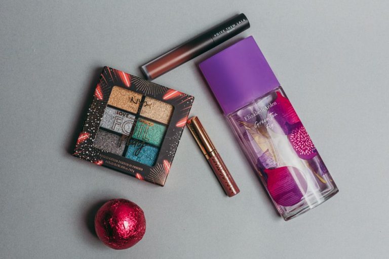 Colección de productos de belleza virales sobre superficie clara