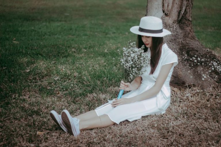 Vestido blanco de lino de corte midi con mangas abullonadas ideal para verano