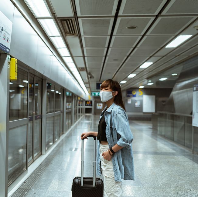 Mujer viajando sola en transporte público, concepto de seguridad y derechos de las mujeres