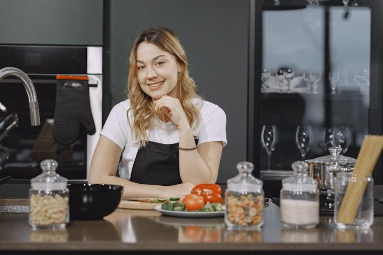 Mesa con ingredientes frescos y utensilios de cocina para preparar recetas caseras sencillas
