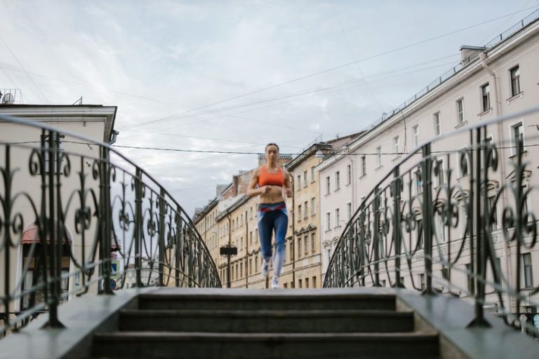 Mujer entrenando glúteos subiendo escaleras como ejercicio cardiovascular complementario