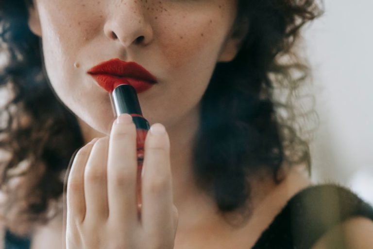 Colección de labiales rojos y ciruela de MAC Viva Glam sobre fondo elegante