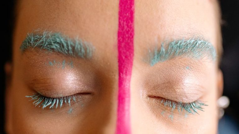 Primer plano de cejas decoloradas con maquillaje editorial de alta moda