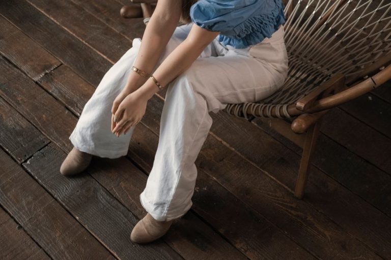 Pantalones de satén en tonos neutros combinados con accesorios minimalistas para verano