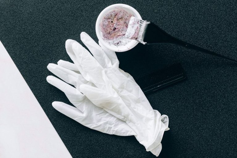 Mascarilla capilar con aceite de ricino en cuenco sobre fondo neutro