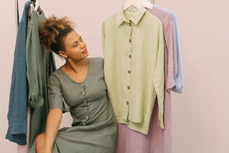 Vestidos de lino en tonos naturales y vibrantes sobre fondo neutro, estilo editorial de moda