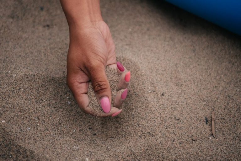 Manicura con diseño de mariposas en acabado cromado y detalles tridimensionales para verano