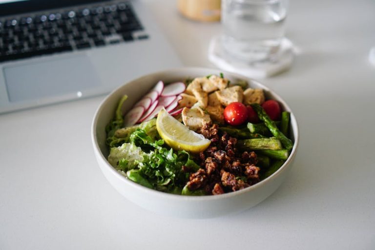 Bowl de ensalada fresca y colorida perfecta para llevar a la oficina