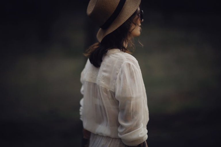 Look de estilo boho chic con blusa bordada y maxifalda, estética bohemia renovada para verano