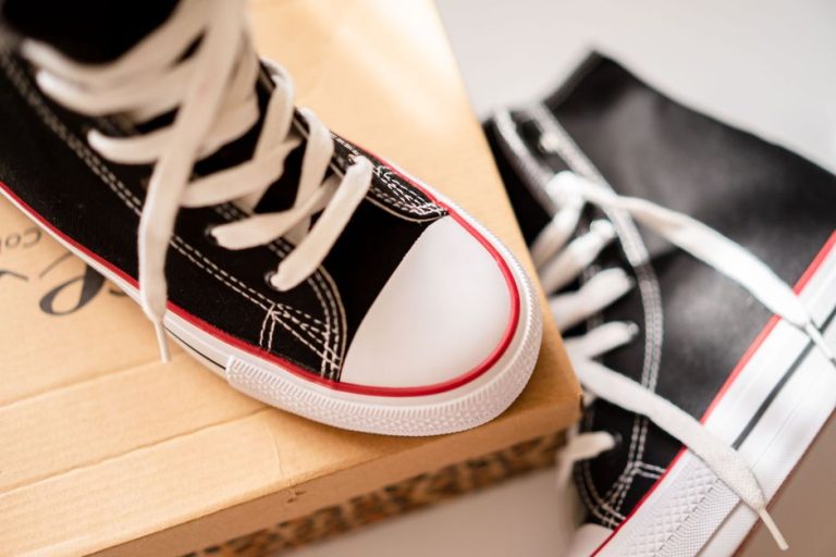 Zapatillas híbridas con tacón, fusión entre sneaker y zapato de tacón