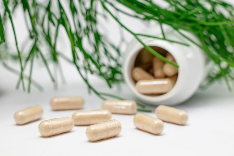 Mujer con suplementos naturales para el bienestar durante la menopausia