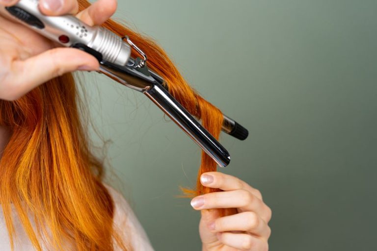 Aplicación de mascarilla capilar en cabello encrespado para controlar el frizz