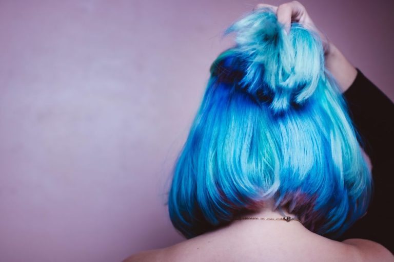 Cabello teñido brillante con reflejos, cuidado capilar en verano, protección del color