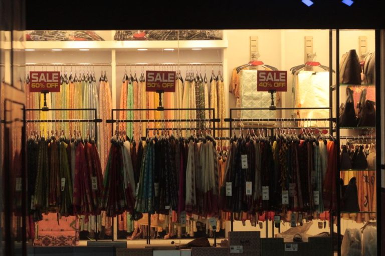 Percha con ropa de moda en rebajas de Zara, prendas tendencia para otoño