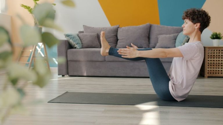 Mujer realizando ejercicios de pilates en sesión matinal de entrenamiento