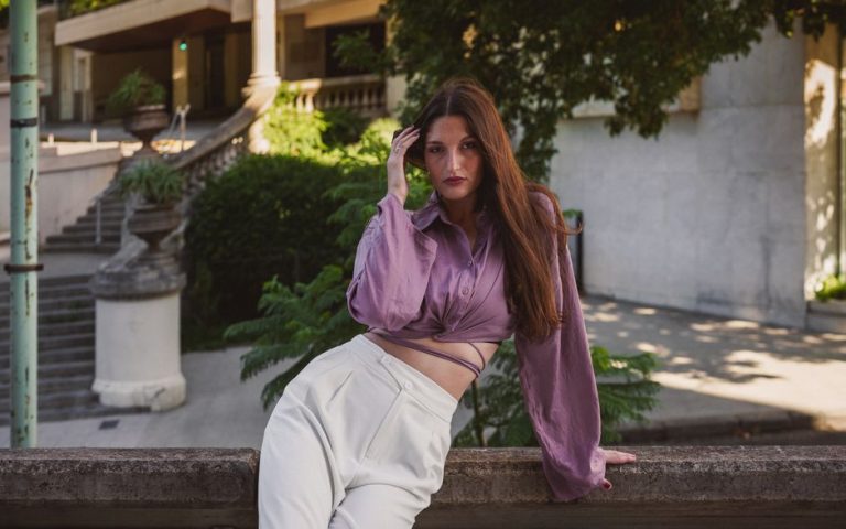 Conjunto coordinado de blusa y pantalón en tonos neutros para verano