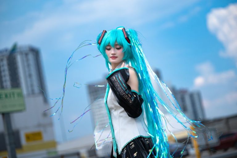 Maquillaje artístico de cosplay con pintura azul y detalles glamurosos para convención de cómics