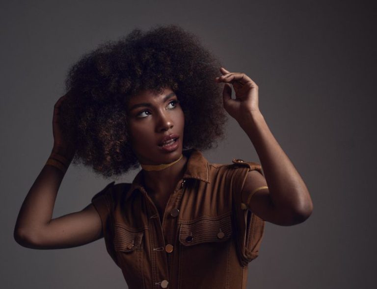 Mujer con cabello voluminoso y textura natural, peinado favorecedor con encrespamiento controlado
