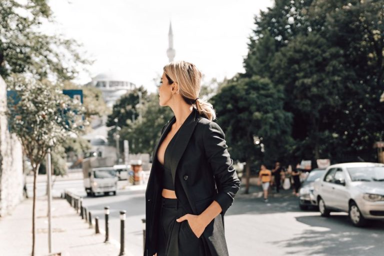 Mujer joven con blazer formal en evento oficial durante verano, elegancia institucional