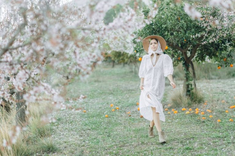 Look de verano con estilo romántico en tonos blancos con prendas delicadas y femeninas