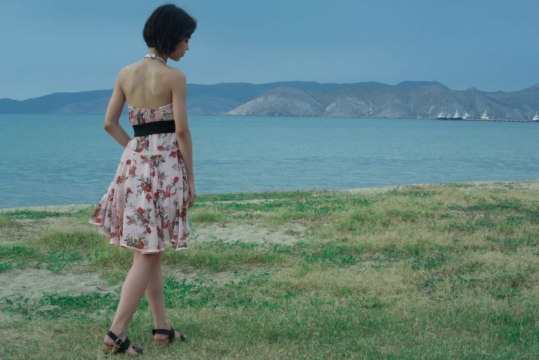 Vestido largo floral con alpargatas de cuña, estilo invitada perfecta para boda en verano