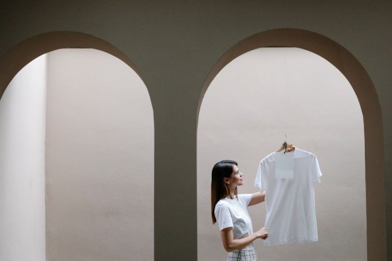Camiseta oversize de algodón blanco, tendencia minimalista en moda actual
