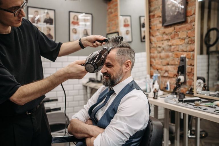 Hombre aplicando producto de peinado en cabello medio-largo con volumen y movimiento