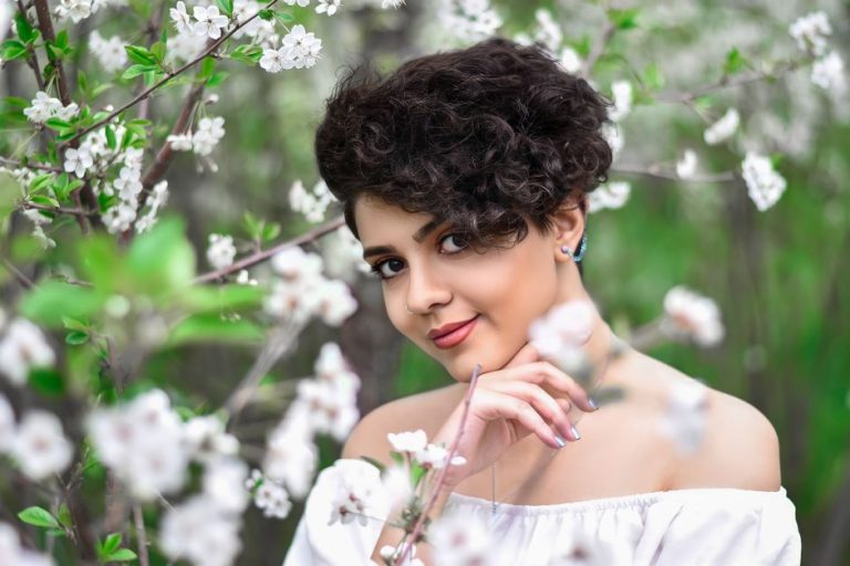 Mujer con corte bob y cabello rizado natural luciendo volumen equilibrado