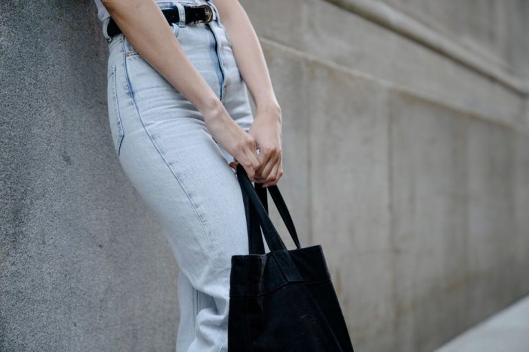 Pantalón vaquero baggy combinado con camisa y accesorios minimalistas para un look de oficina