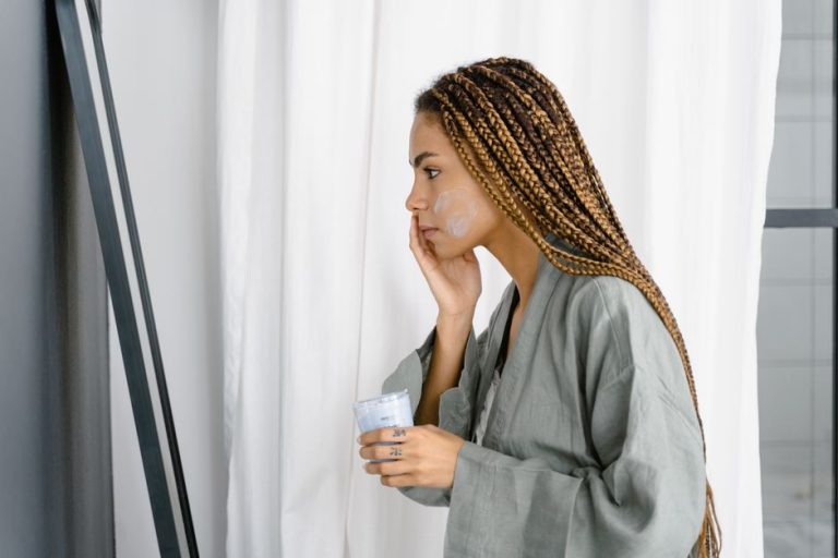Mujer abrumada frente a estantería llena de productos de cuidado facial para el acné