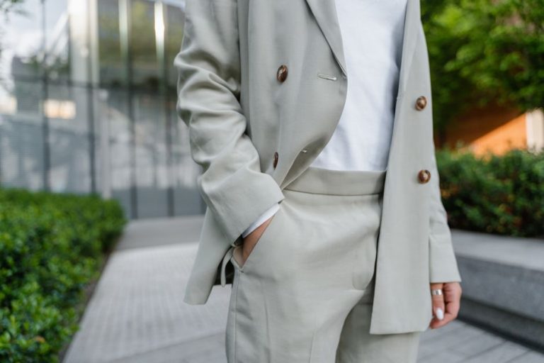 Conjunto elegante de verano con pantalones tobilleros y top básico, estilo oficina