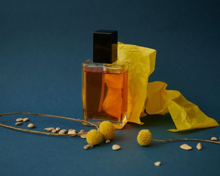 Frascos de perfumes frescos de verano con notas cítricas sobre fondo luminoso